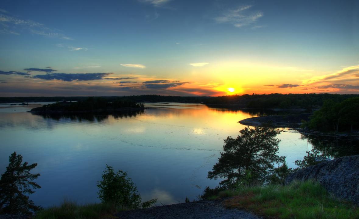 Solnedgång över sjö.